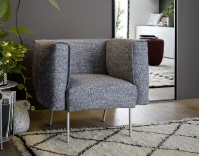 Poltroncina Onni in tessuto imbottito di Novamobili