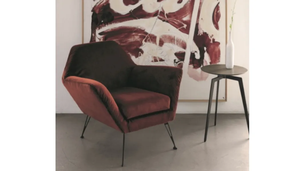 Poltroncina rivestita in velluto con struttura in metallo Beverly di Deas