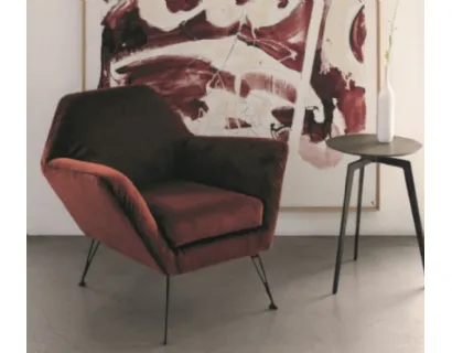 Poltroncina rivestita in velluto con struttura in metallo Beverly di Deas