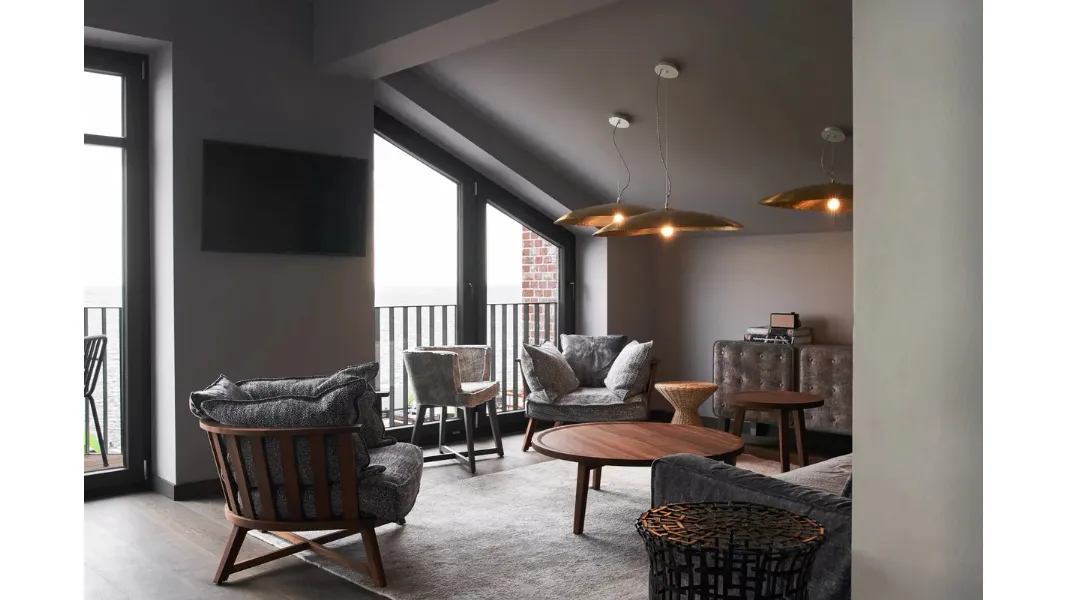 Poltrona Gray in noce di Gervasoni