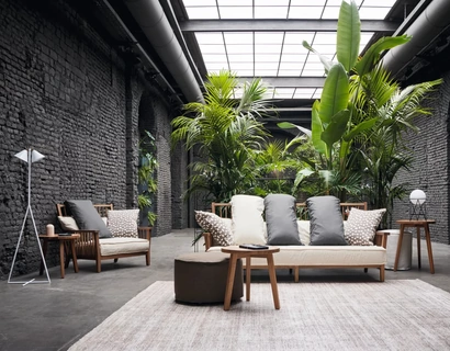 Poltrona Gray in noce di Gervasoni