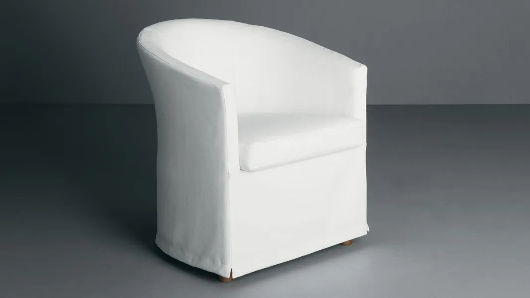 Poltroncina Mara rivestita in tessuto di Deas