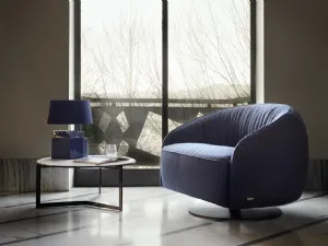 Poltroncina girevole in tessuto imbottito Nest Swivel di Nicoline