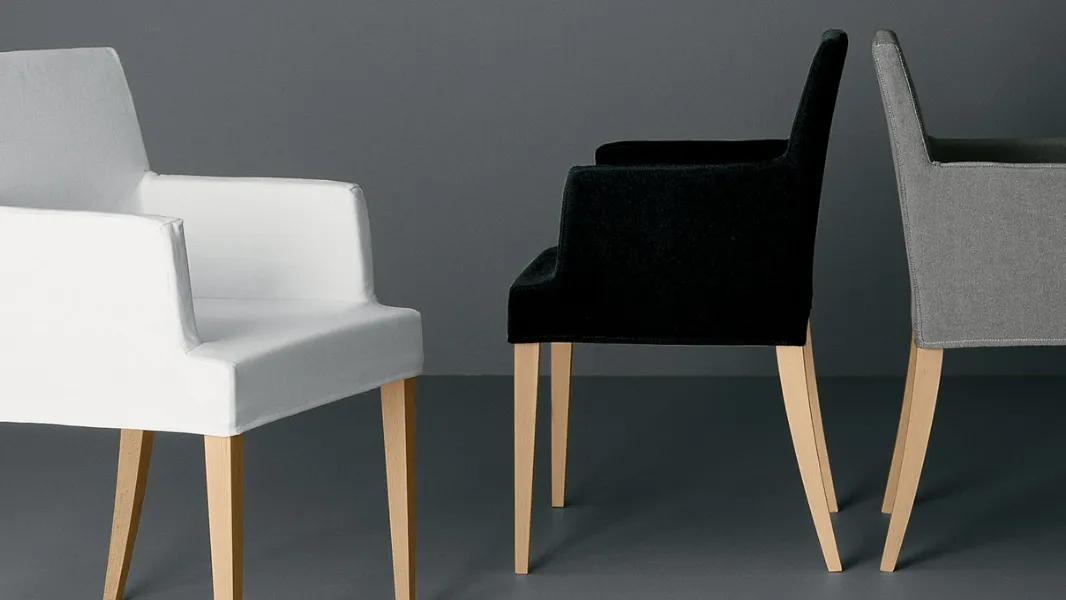 Poltroncina rivestita in tessuto con gambe in legno Niki di Deas