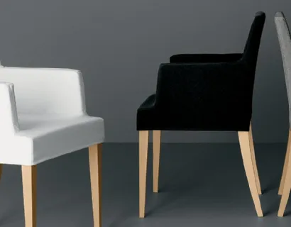 Poltroncina rivestita in tessuto con gambe in legno Niki di Deas