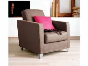 Poltroncina in tessuto con piedi in metallo Noah di Deas