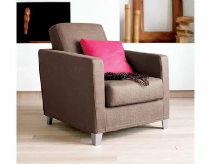 Poltroncina in tessuto con piedi in metallo Noah di Deas