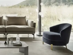 Poltroncina in tessuto imbottito Proust di Nicoline