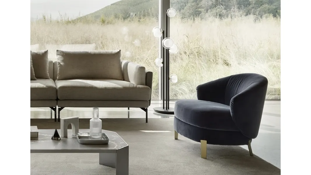 Poltroncina in tessuto imbottito Proust di Nicoline