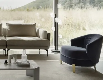 Poltroncina in tessuto imbottito Proust di Nicoline