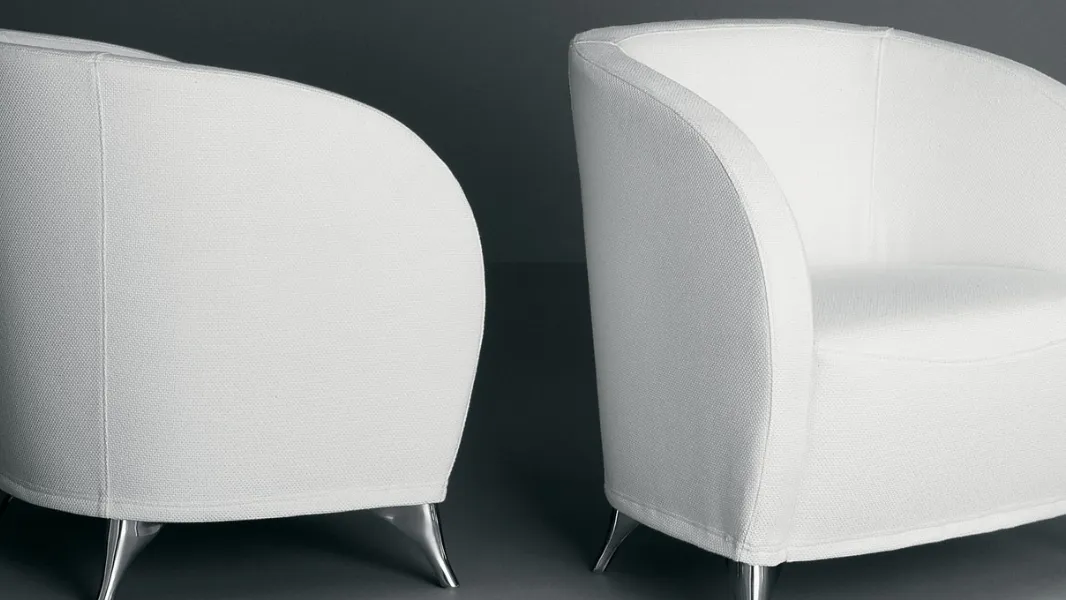 Poltroncina in tessuto con piedini in metallo Sesam di Deas