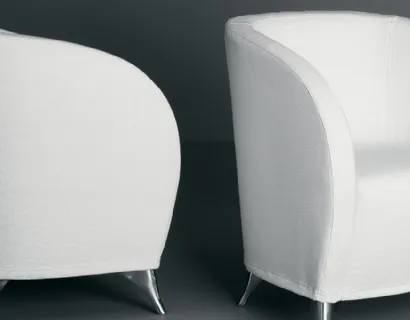 Poltroncina in tessuto con piedini in metallo Sesam di Deas