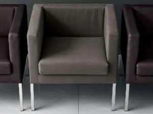 Poltroncina Street rivestita in tessuto o pelle con struttura in metallo di Deas