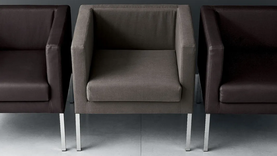 Poltroncina Street rivestita in tessuto o pelle con struttura in metallo di Deas