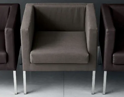 Poltroncina Street rivestita in tessuto o pelle con struttura in metallo di Deas