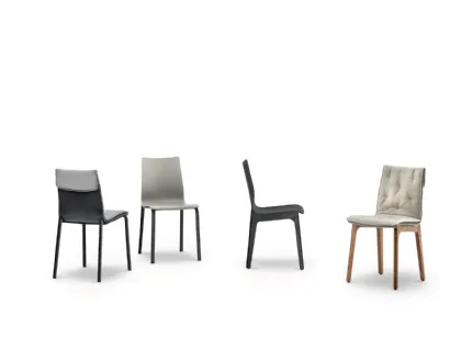 Sedia Alfa con struttura in legno massello e monoscocca in legno laccato di Bontempi