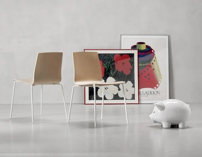 Sedia impilabile con scocca in legno multistrato di faggio e gambe in tubo di acciaio Alice Wood di Scab Design