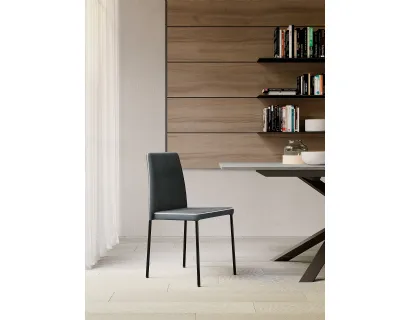 Sedia Aurora imbottita e rivestita in ecopelle con struttura in metallo di Arredo3