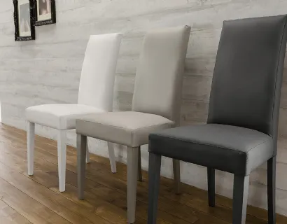 Sedia Carmen con seduta imbottita e rivestita in ecopelle e struttura in legno laccato di Arredo3