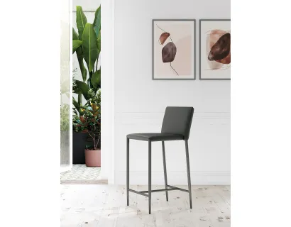 Sgabello Drop Vintage imbottito e rivestito in ecopelle con struttura in metallo di Arredo3