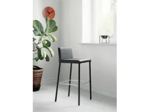 Sgabello Giulia con struttura in metallo completamente rivestita in ecopelle di Arredo3