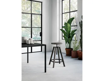 Sgabello Hugo con struttura e seduta in legno con poggiapiedi e dettagli in metallo verniciato lucido grigio scuro di Arredo3