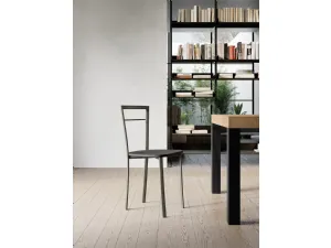 Sedia Nicole con struttura realizzata in tubolare metallico e seduta in multistrato laccato opaco di Arredo3