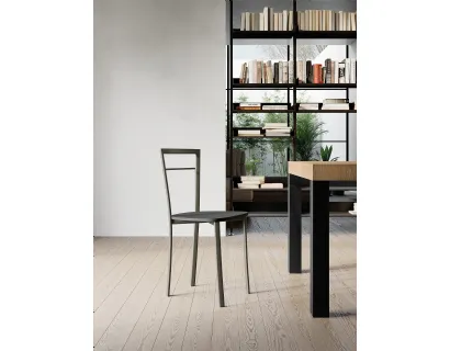 Sedia Nicole con struttura realizzata in tubolare metallico e seduta in multistrato laccato opaco di Arredo3
