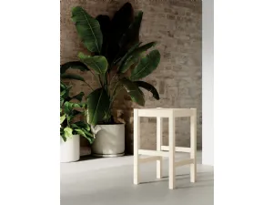 Sgabello Petit con struttura e seduta in legno laccato di Arredo3