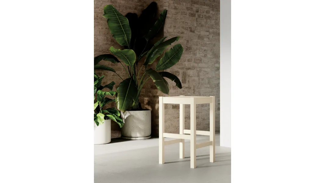 Sgabello Petit con struttura e seduta in legno laccato di Arredo3