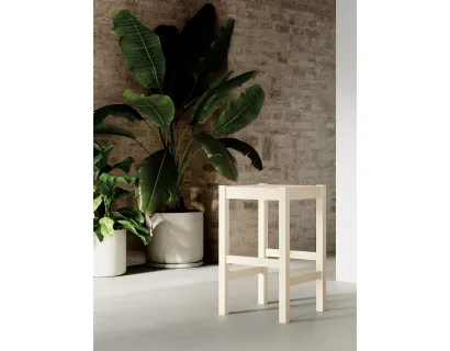 Sgabello Petit con struttura e seduta in legno laccato di Arredo3