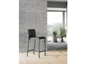 Sgabello Sandy con struttura in metallo e seduta imbottita completamente rivestita in ecopelle con poggiapiedi in metallo verniciato nero di Arredo3