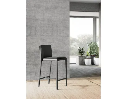 Sgabello Sandy con struttura in metallo e seduta imbottita completamente rivestita in ecopelle con poggiapiedi in metallo verniciato nero di Arredo3