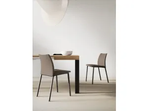Sedia Zara Up on struttura in metallo verniciato e seduta imbottita rivestita in ecopelle di Arredo3