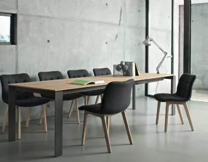Sedia Kuga in tessuto imbottito e trapuntato con base in legno di Bontempi