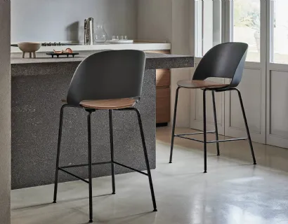 Sgabello Polo in polipropilene e legno con gambe in metallo di Bontempi