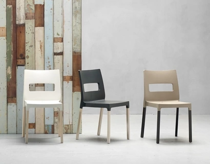 Sedia Natural Maxi Diva con seduta in tecnopolimero e gambe in faggio di Scab Design