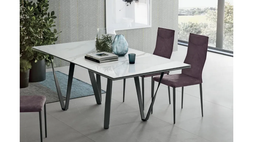 Sedia Diva in tessuto con struttura in metallo antracite di Sedit