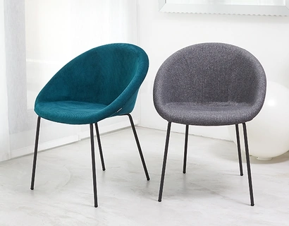 Sedia Giulia Pop con scocca in tessuto imbottito e gambe in acciaio tubolare di Scab Design