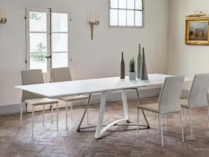 Sedia Kendra imbottita e rivestita in ecopelle con struttura in acciaio laccato di Ingenia