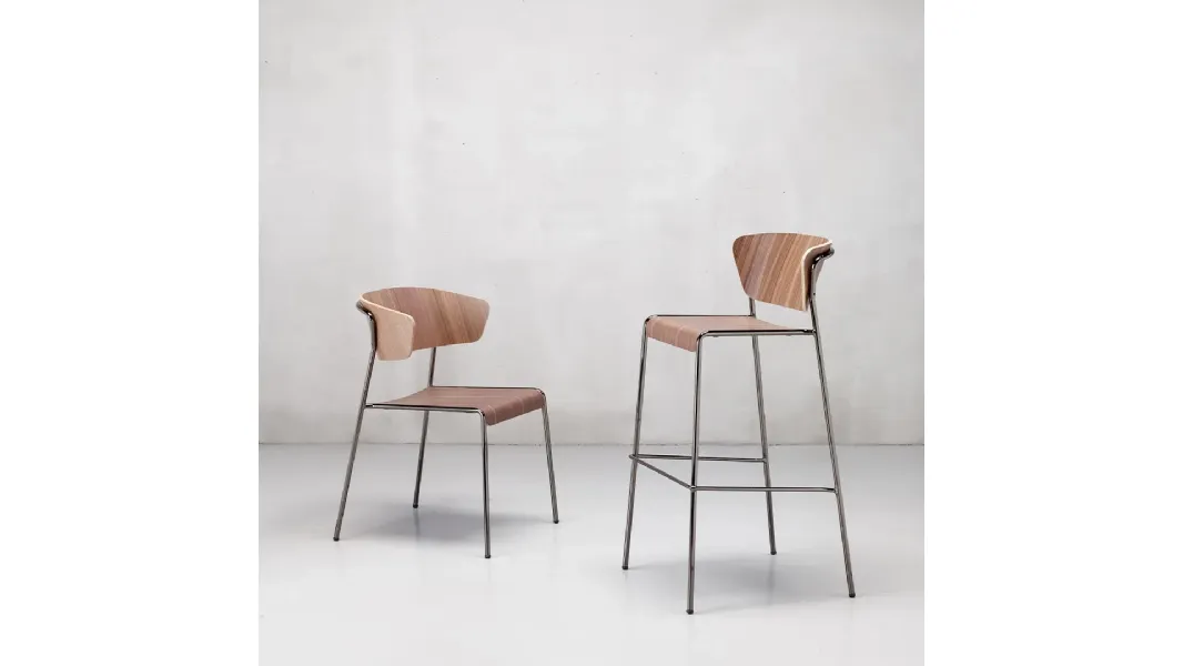 Sgabello in legno con struttura in tondino di acciaio finitura ottone Lisa Wood di Scab Design