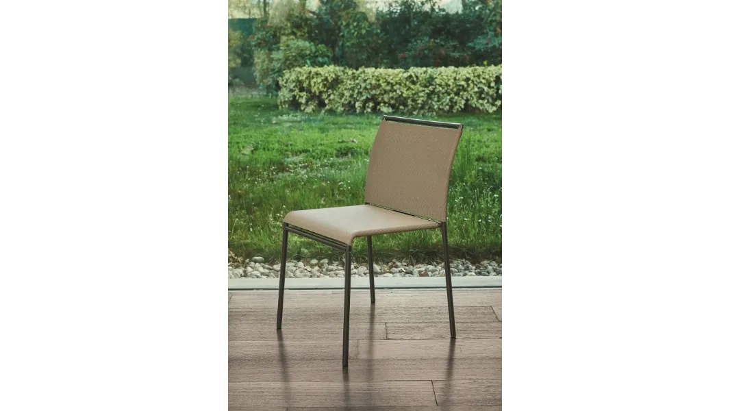 Sedia con struttura in acciaio e sedia con schienale in Texplast Lola Outdoor di Ingenia