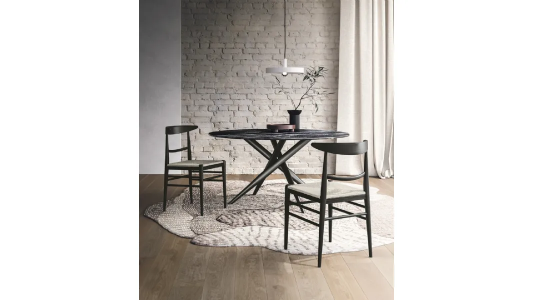 Sedia in frassino tinto carbone e seduta in paglia Louis di Sedit