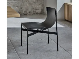 Sedia Lucrezia con struttura in acciaio laccato e monoscocca imbottita e rivestita in cuoio di Bontempi