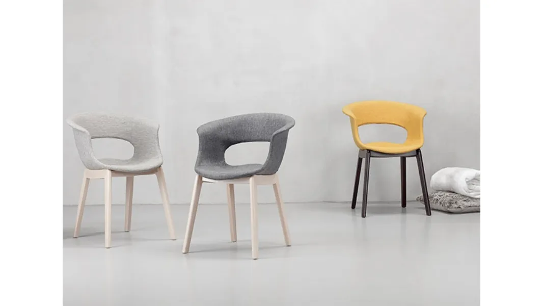 Sedia Miss B con scocca in tessuto e struttura in massello di faggio di Scab Design
