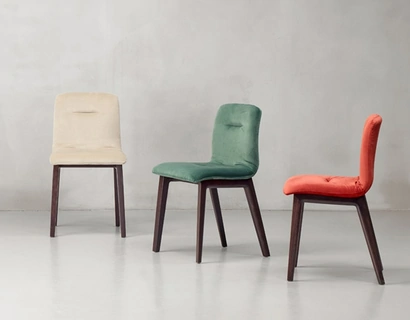 Sedia Natural Alice Pop con struttura in legno massello di faggio wengé e scocca imbottita e rivestita in velluto di Scab Design