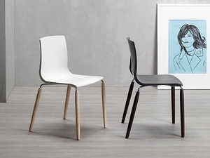 Sedia con scocca in tecnopolimero riciclabile e gambe in legno massello Natural Alice di Scab Design