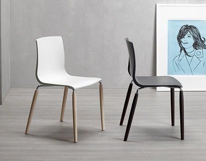 Sedia con scocca in tecnopolimero riciclabile e gambe in legno massello Natural Alice di Scab Design