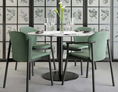 Sedia di design in legno rivestita in tessuto con o senza braccioli Natural Finn di Scab Design