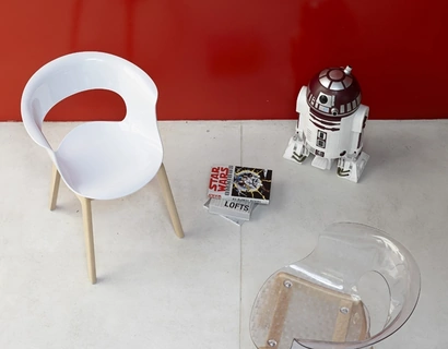 Sedia Natural Miss B Antishock con scocca in policarbonato bianco e telaio in faggio naturale di Scab Design